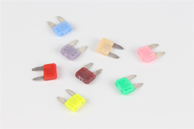 El fusible automotriz de la cuchilla de Mini Fast Blow Fuse DC32V 4Amp pequeño tapa en el fusible hecho en China